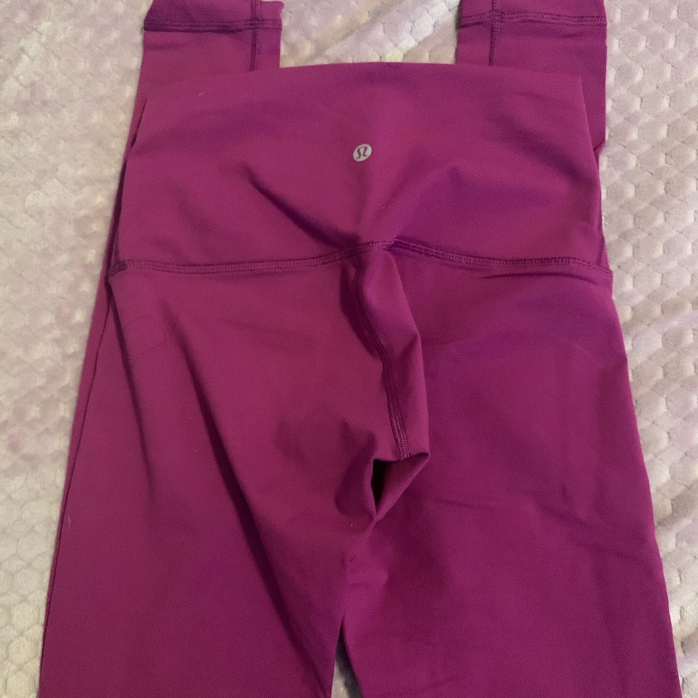 EUC Lululemon Wunder Under Leggings. Size 6